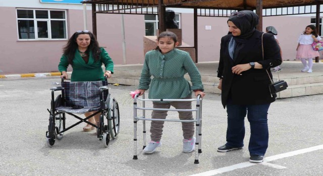 Bir yıl boyunca topladığı atık plastiklerle, mezun ettiği öğrencisine tekerlekli sandalye aldı