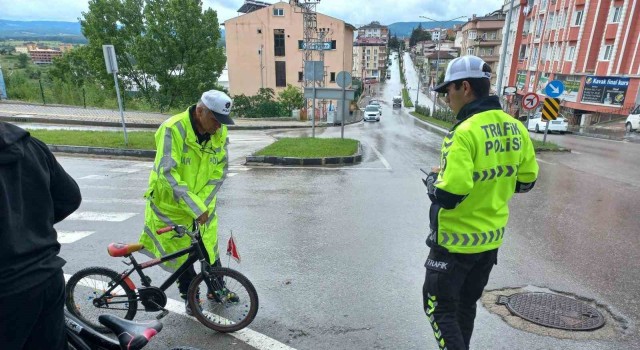 Bisiklet otomobile çarptı