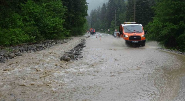 Boluda dereler taştı: Yollarda göçükler meydana geldi