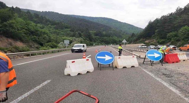Boluda heyelan sebebiyle kapanan yol kontrollü olarak trafiğe açıldı