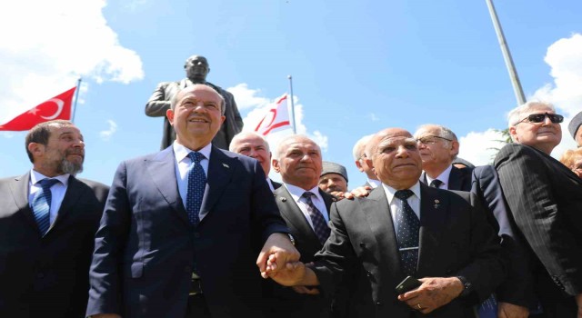 Bolulu Kıbrıs Gazisi Yamaner, KKTCnin Kurucu Cumhurbaşkanı Denktaşın heykelini dikti