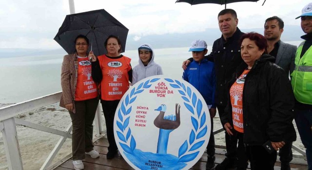 Burdur Gölünde kuraklığa dikkat çekmek için çöp toplama etkinliği