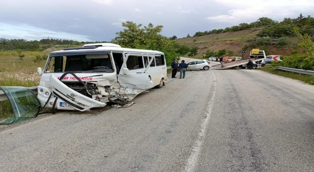 Burdurda işçi servisi ile otomobil çarpıştı: 13 yaralı