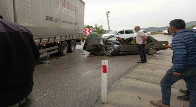 Burdurda kamyonet ile otomobil çarpıştı: 3 yaralı
