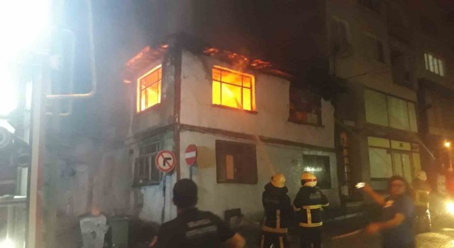 Bursada 2 katlı ahşap ev alev alev yandı