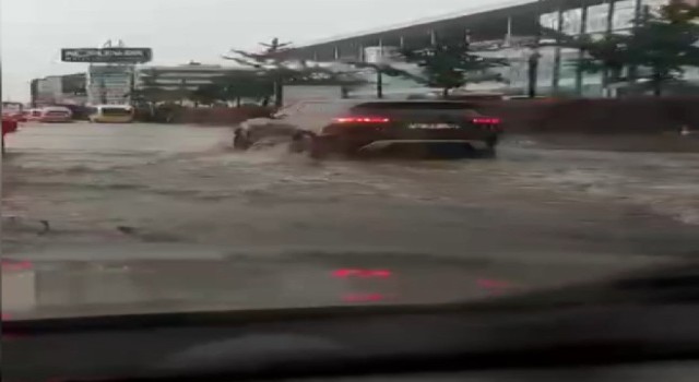 Bursada ağaçlar devrildi, otoparklar şelaleye, yollar göle döndü