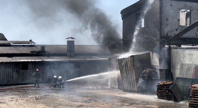 Bursada boya fabrikasında yangın çıktı: 2 yaralı