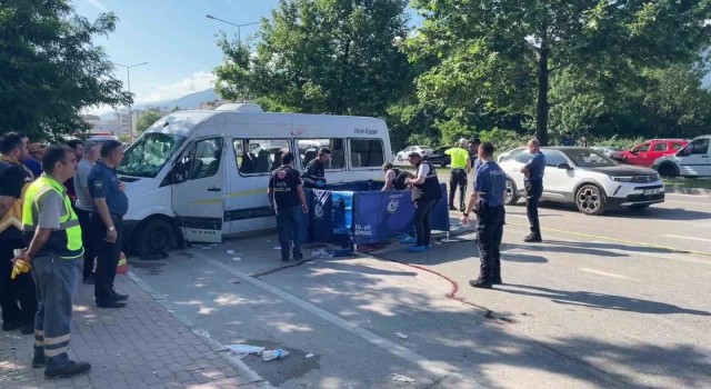 Bursada işçi servisi ile otomobil çarpıştı: 1 ölü, 9 yaralı