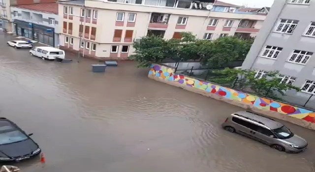 Bursada şiddetli yağış hayatı felç etti, sokaklar göle döndü