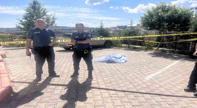 Cam silerken düşen kadın hayatını kaybetti