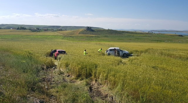 Çarpışan otomobiller tarlaya uçtu: 5 yaralı