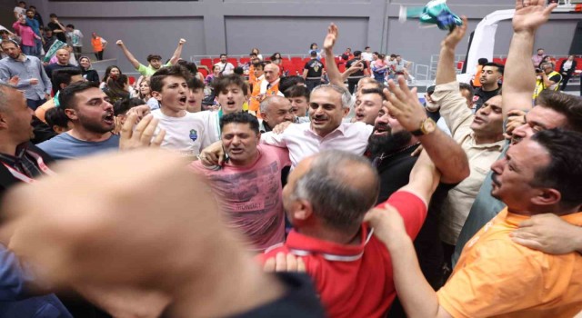Çayırova Belediyesi 2. Ligde şampiyon oldu