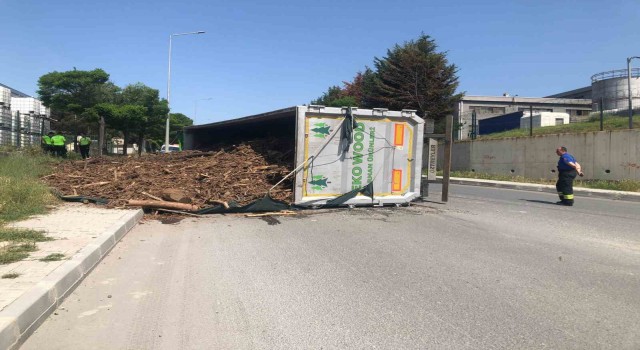 Çerkezköyde tır devrildi: 1 yaralı