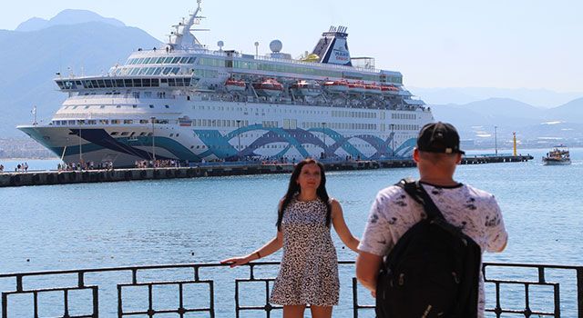 ”Crown İris” kruvaziyeri 1650 İsrailli turistle Alanya’ya geldi