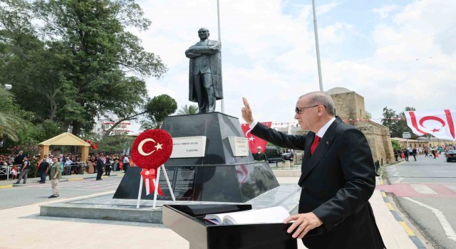 Cumhurbaşkanı Erdoğan, Lefkoşada Atatürk Anıtına çelenk bıraktı