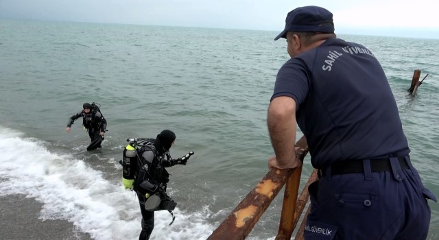 Deniz kenarında elbiseleri bulunan yabancı uyruklu şahsı arama çalışmaları sürüyor