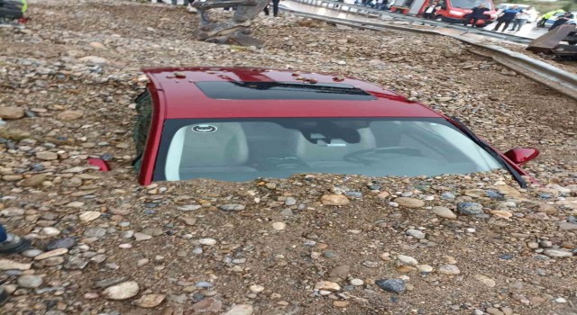 Denizlide selin getirdiği çamur yoldan geçen araçları yuttu: 1 ölü