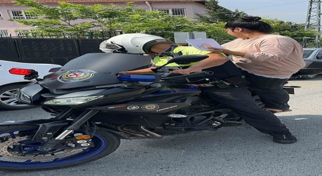 Deprem bölgesi Hatayda yanlış gelen ve geç kalan öğrencileri sınava polis yetiştirdi
