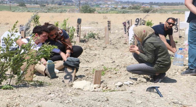 Deprem mezarlığında hüzünlü arife