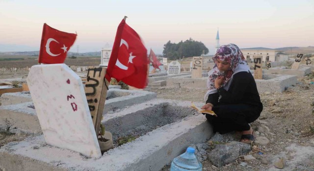 Deprem mezarlığında hüzünlü bayram ziyareti