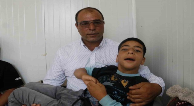 Depremde evsiz kaldı, oğlunun tedavisi için ailesiyle Adanaya yerleşti