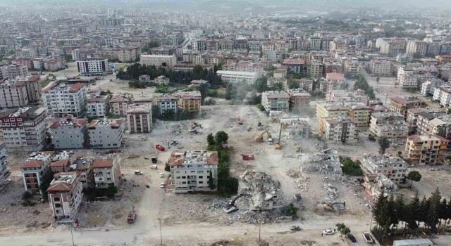 Depremin vurduğu Hatayda ağır hasarlı binalar yıkılıyor