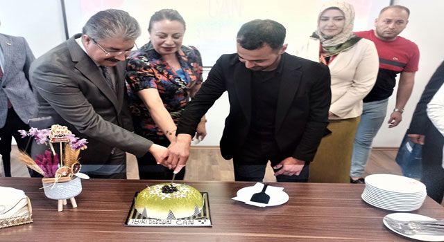 Depremlerde Yakınlarını Kaybeden Hastane Çalışanına Doğum Günü Sürprizi