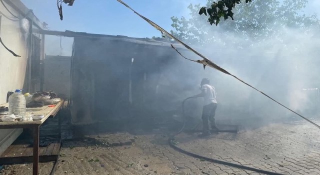 Depremzede ailenin konteynırı cayır cayır yandı