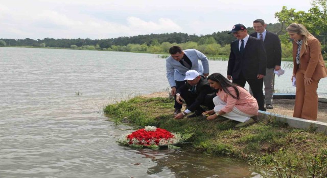 Depremzedeler anısına Pelitözü Göledine çelenk bırakıldı