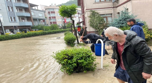 Dere taştı, turizm kenti Amasra sular altında kaldı