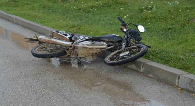 Devrilen motosiklet metrelerce sürüklendi: 1i ağır 3 yaralı