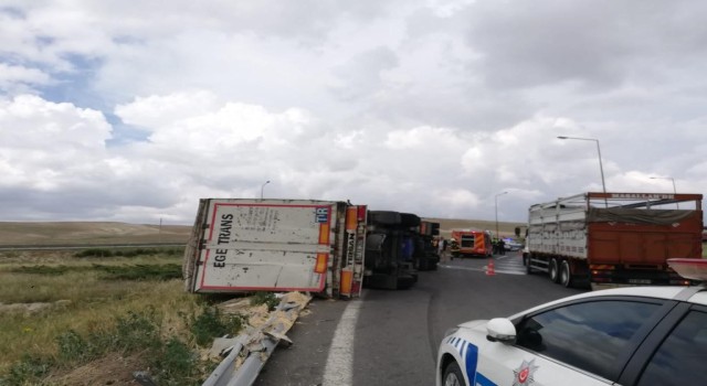 Devrilen tırda sıkışan sürücüyü itfaiye kurtardı