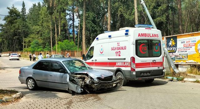 Direğe çarpan otomobilde bulunan sürücü yaralandı