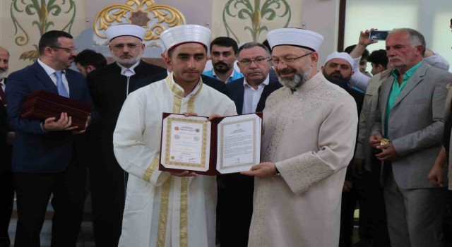Diyanet İşleri Başkanı Erbaş, Sakaryada 71 hafıza icazet verdi
