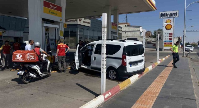 Diyarbakırda çarpışan otomobillerden biri petrol istasyonuna daldı: 1i çocuk 5 yaralı
