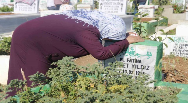 Diyarbakırda depremzedeler gözyaşları içinde yakınlarının mezarına gitti