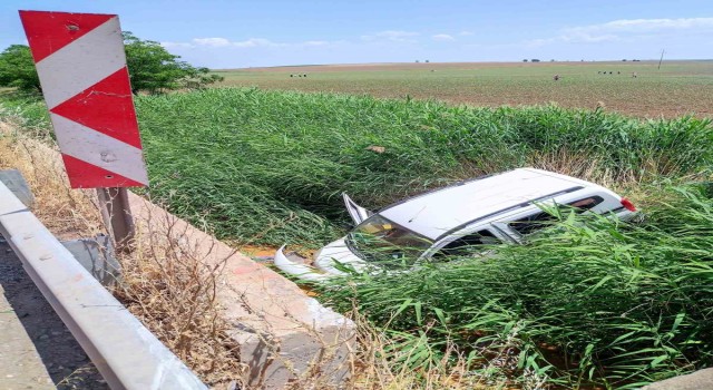Diyarbakırda hafif ticari araç yol kenarına savruldu: 1 yaralı