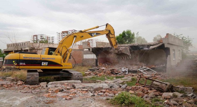 Diyarbakır'da kamulaştırılan iki yapının yıkımı yapıldı