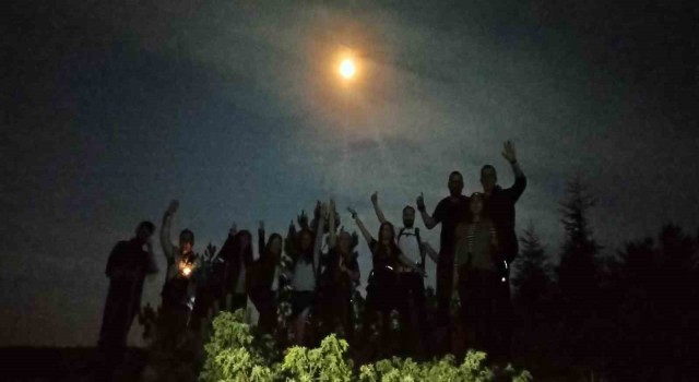 Dolunay ışığında yürüyüp çöp topladılar