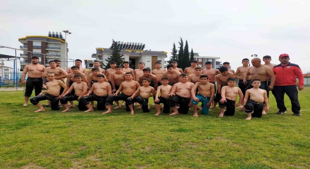 Döşemealtının madalya avcıları hem yağlı hem de minder güreşlerinde başarıdan başarıya koşuyor