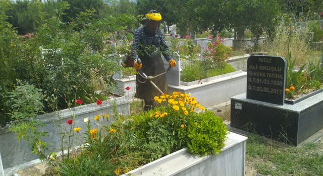 Düziçi’nde Bayram öncesi mezarlıklar temizleniyor