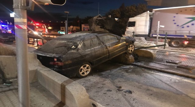 Edirnede gişelere çarpan alkolü sürücünün otomobili alev alev yandı