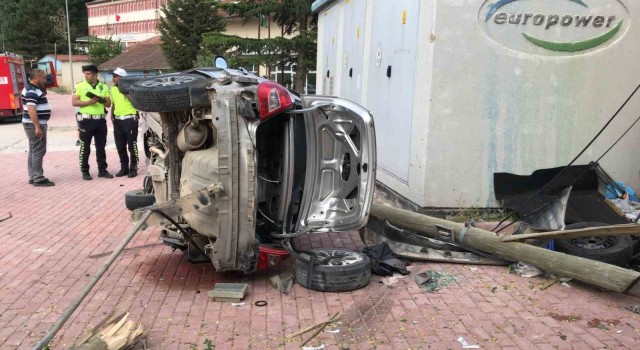 Ehliyetsiz sürücü otomobiliyle takla attı: 4 yaralı
