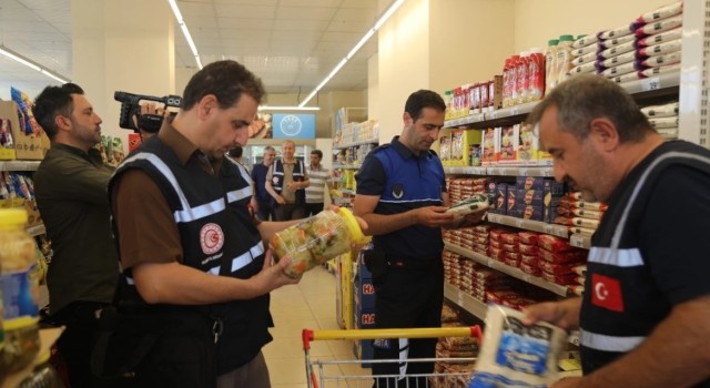Elazığ Belediyesi, bayram öncesi market ve AVMleri denetledi