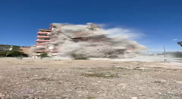 Elazığda ağır hasarlı bina, tek dokunuşla yerle bir oldu