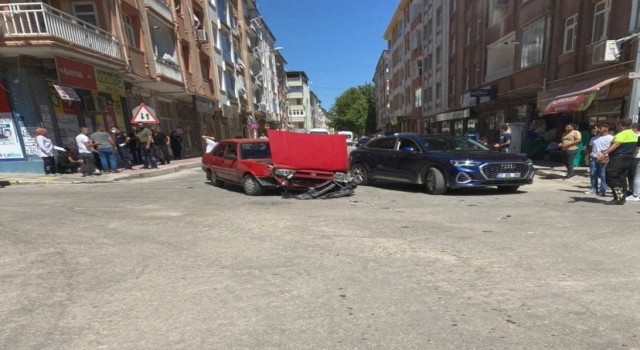 Elazığda otomobil ile çarpışan hafif ticari araç yan yattı: 1 yaralı