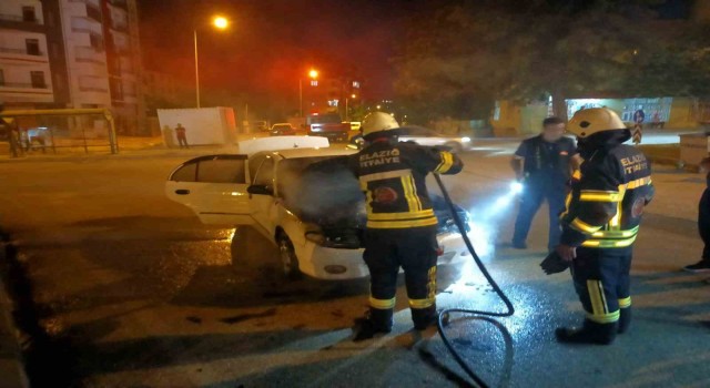 Elazığda seyir halindeki otomobil yandı