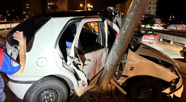 Elektrik direğine çarpan aracın sürücüsü yaralandı