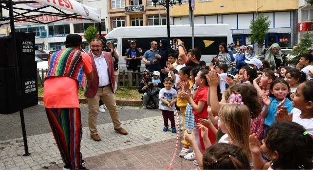 Emet Belediyesinden çocuklara karne hediyesi