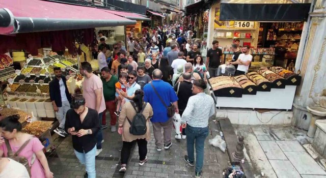 Eminönünde bayram hareketliliği